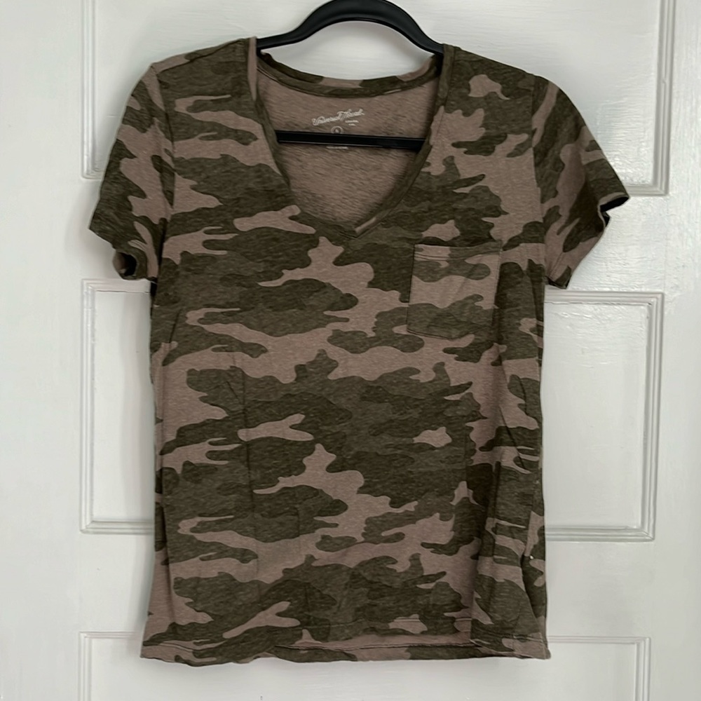 Camouflage v neck tee w pocket